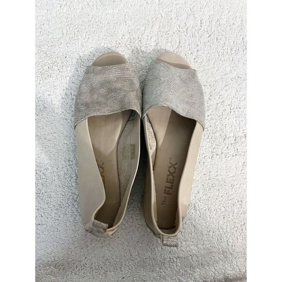The Flexx Women’s Beige Silver Flats US 7.5 Peep Toe Rubber Bottom Gray EU 38.5 - Picture 3 of 12